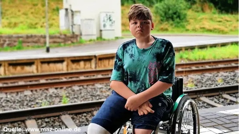 Deutsche Bahn lässt Rollstuhlfahrer auf Klassenfahrt am Bahnsteig zurück, Hohen Neuendorf Deutsche Bahn lässt Rollstuhlfahrer auf Klassenfahrt am Bahnsteig zurück, Hohen Neuendorf